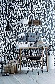 Wandtisch vor filzbezogenen Pinboards und Metallkonsole an Wand mti schwarz-weisser Tapete