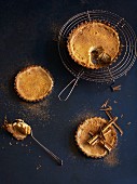 Gingerbread tarts with cream cheese and cinnamon