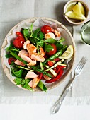 A colourful salad with salmon and grilled green asparagus