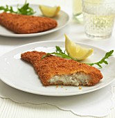 Breaded cod fillets with lemon and rocket