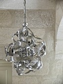 Pendant lamp with lampshade made from knotted aluminium ribbons