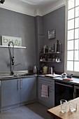 Küchenzeile übereck, mit grauen Fronten vor grau getönten Wänden