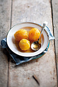 Poached oranges with vanilla