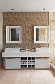 Doppelwaschtisch mit eckigen Waschbecken in einem eleganten Badezimmer mit Ornament-Tapete