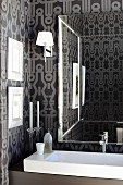 Wandspiegel in elegantem Bad mit expressiver Wandgestaltung und länglichem Designer-Waschbecken