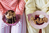 Pancake-Buchstaben auf Beerensauce und Brownie Flapjacks mit Erdnussbuttersauce und Salzbrezeln
