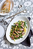 Bohnensalat mit Lammfleisch und Mandeln