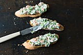 Cream cheese with peas and salmon