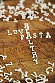 Schriftzug Liebe, Pasta und Gesundheit aus Buchstabennudeln