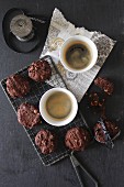 Schokoladenplätzchen und Kaffee (Draufsicht)