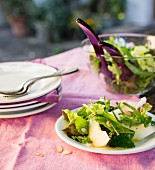Sommerlicher Blattsalat mit Honigmelone und frischen Kräutern