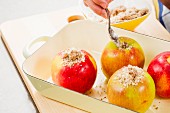 Bratäpfel mit Feigen, Nüssen und Datteln füllen
