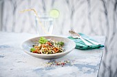 Gemüsespaghetti mit Limonade