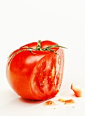 Eine Tomate, angeschnitten