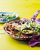 Quesadilla mit Guacamole und Salatbeilage