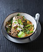 Fisch in der Sesamkruste mit rotem Thai-Gemüsecurry
