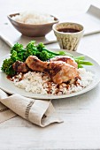 Gegrillte Hähnchenkeulen mit Brokkoli, Reis und Knoblauchsauce (China)