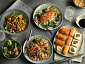 Tableau mit fünf verschiedenen asiatischen Gerichten