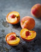 Frische Pfirsiche, ganz und halbiert
