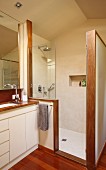 Bodenebene Duschkabine mit Sichtschutzwand, seitlich teilweise sichtbarer Waschtisch
