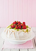 Pavlova mit Erdbeeren