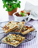 Pizza mit Schinken, Mozzarella, Thymian und Kichererbsen