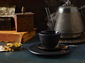 Teetasse mit Teekanne auf Holztisch