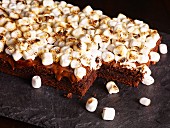 Gratinated brownies with marshmallows