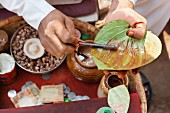 Paan zubereiten - Betel-Blätter mit Areca-Nuss, wird in Indien gerne gekaut