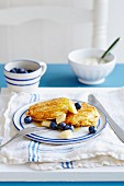 Pancakes with butter, blueberries and maple syrup (USA)