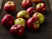 Mehrere rot-grüne Äpfel auf Tablett