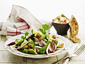 Gemischter Salat mit Hähnchenbrust, Zwiebeln, Spargel und Cashewkernen