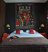 Dunkelbraun getöntes Schlafzimmer mit buntem Mandarin-Bild über Doppelbett