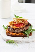 Putenburger mit karamellisierten Zwiebeln und Hummus auf Roggenbrot