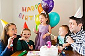 Familie mit drei Kindern feiert Geburtstag