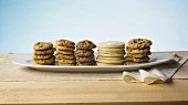 Verschiedene gestapelte Cookies auf Servierplatte