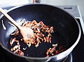 Speckpfannkuchen zubereiten (Speck anbraten)