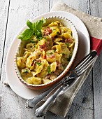 Gratinated tortellini with a creamy ham sauce and basil