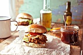 Pulled Pork Slider mit Barbecuesauce und Apfel-Coleslaw