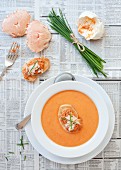 Tomaten-Fenchel-Suppe, garniert mit Krebstoast und Schnittlauch