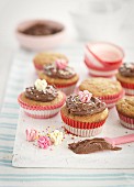 Cupcakes mit Schokoladencreme und Zuckerblumen