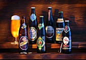 Bierglas und verschiedene Bierflaschen