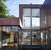 Blick in offenen Wohnraum eines mehrstöckigen Designer Wohnhauses