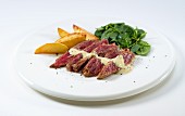 Bavette de flanchet with fried potatoes and spinach salad