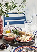 Gedeckter Tisch mit verschiedenen Vorspeisen aus Griechenland