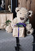 Weihnachtsgeschenk mit Teddybär