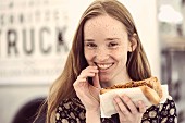 Junge Frau mit Pulled Pork-Sandwich