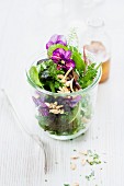 Kräutersalat mit Blattsalaten und Acerola