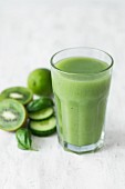 A green smoothie with kiwi, cucumber and limes