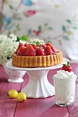 Strawberry cake and cream